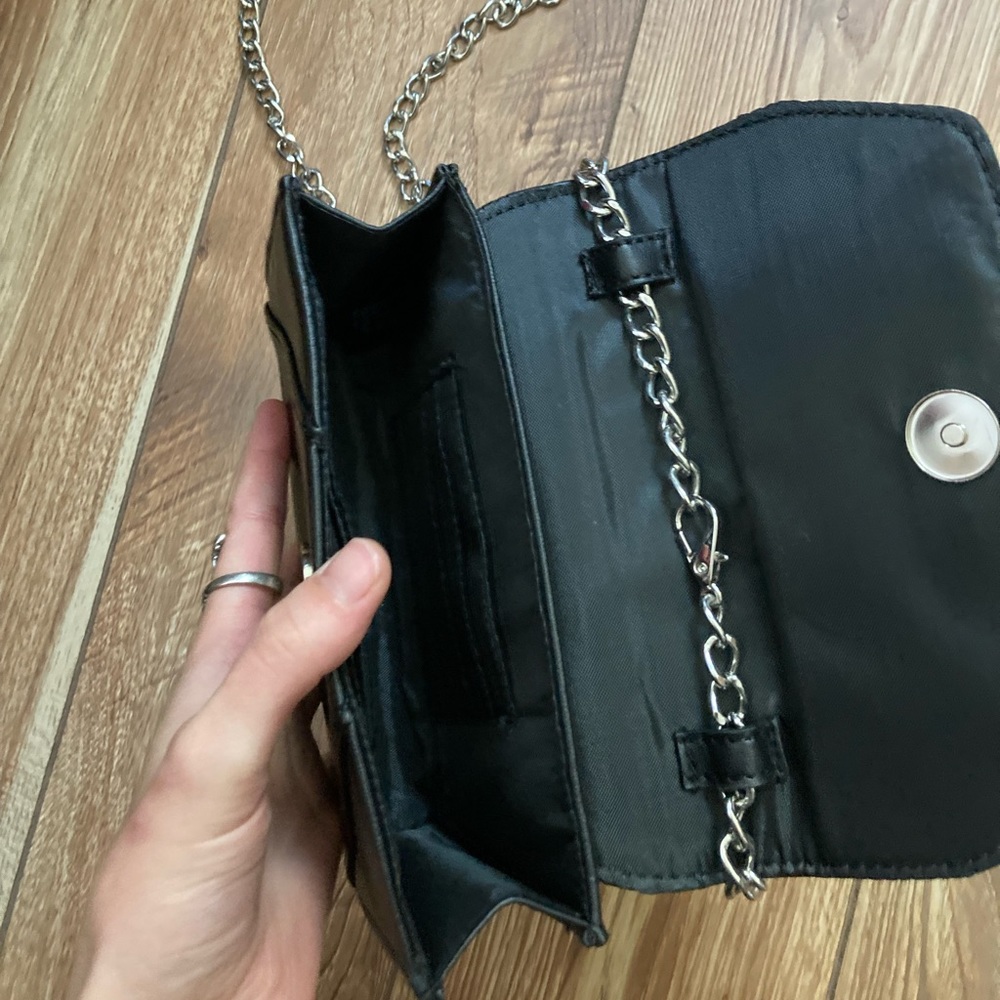NWOT Guess Small Black Embossed Logo with Silver Chain - Picture 3 of 4